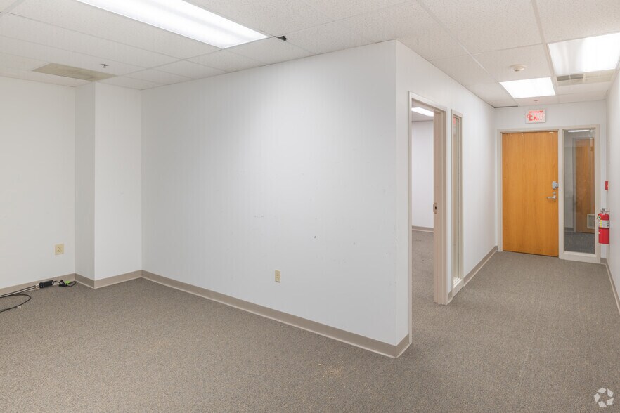 More Photos Of 2 Corporate Pl, Middletown Office For Lease