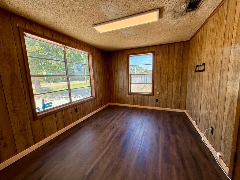 More Photos Of 836 Farm 71 rd, Talco Industrial For Sale