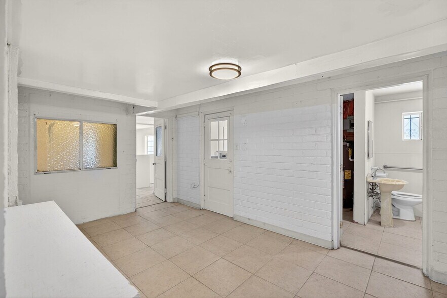 More Photos Of 4401 N 16th St, Phoenix Freestanding For Lease