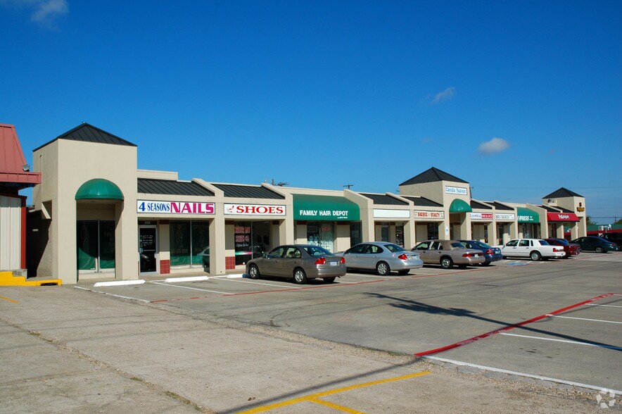 More Photos Of 235-249 N Hampton Rd, DeSoto General Retail For Lease