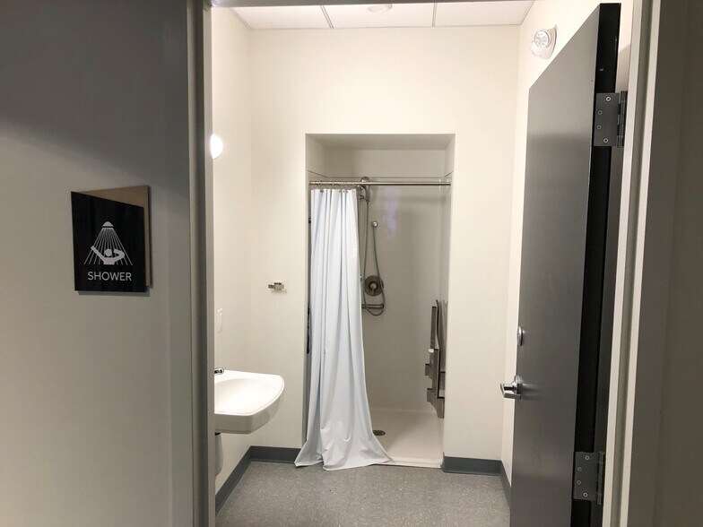 More Photos Of 400 Holiday Dr, Pittsburgh Office For Sale