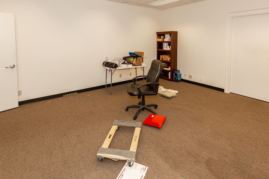 More Photos Of 8901 Washington St, Kansas City Showroom For Sale