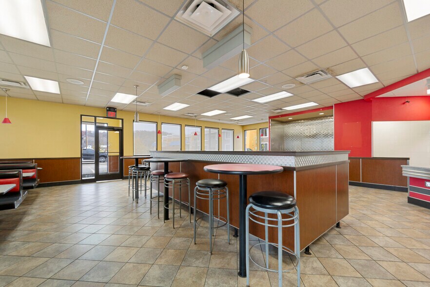 More Photos Of 101 W Lind St, Mankato Fast Food For Sale