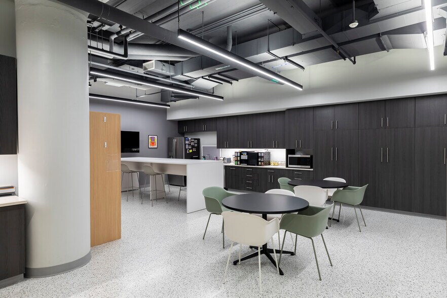 More Photos Of 401 N Broad St, Philadelphia Industrial For Lease