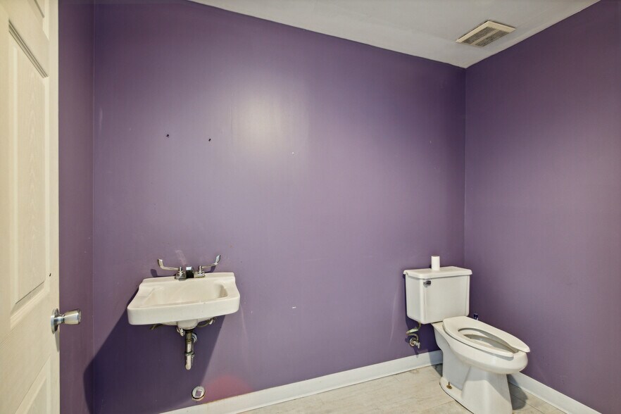 More Photos Of 120-150 May Mart Dr, Rochelle Unknown For Lease