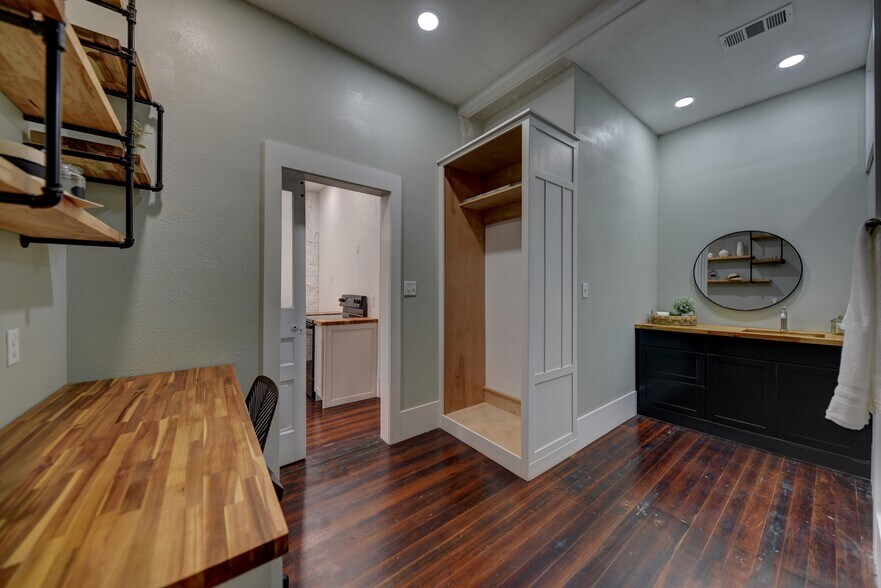 More Photos Of 103 N Main, Moulton Showroom For Sale