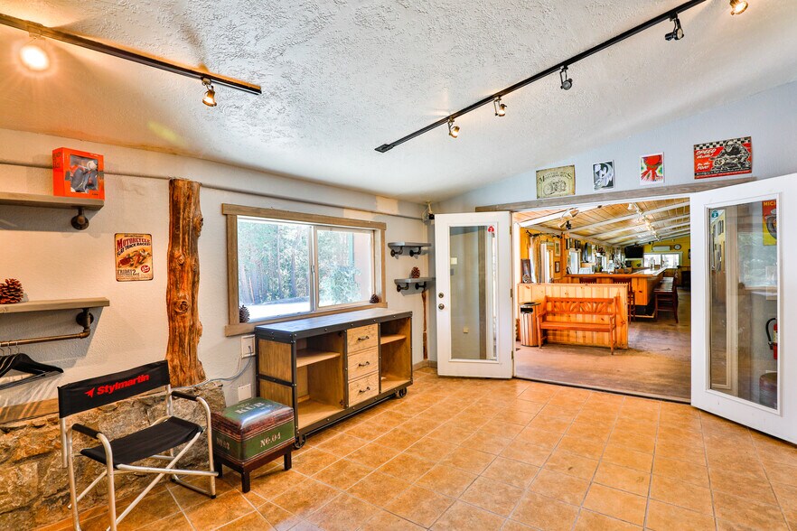 More Photos Of CA-2, La Cañada Flintridge General Retail For Sale