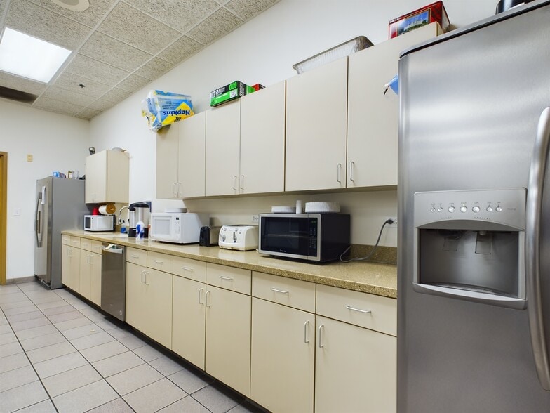 More Photos Of 585 Capital Dr, Lake Zurich Warehouse For Sale