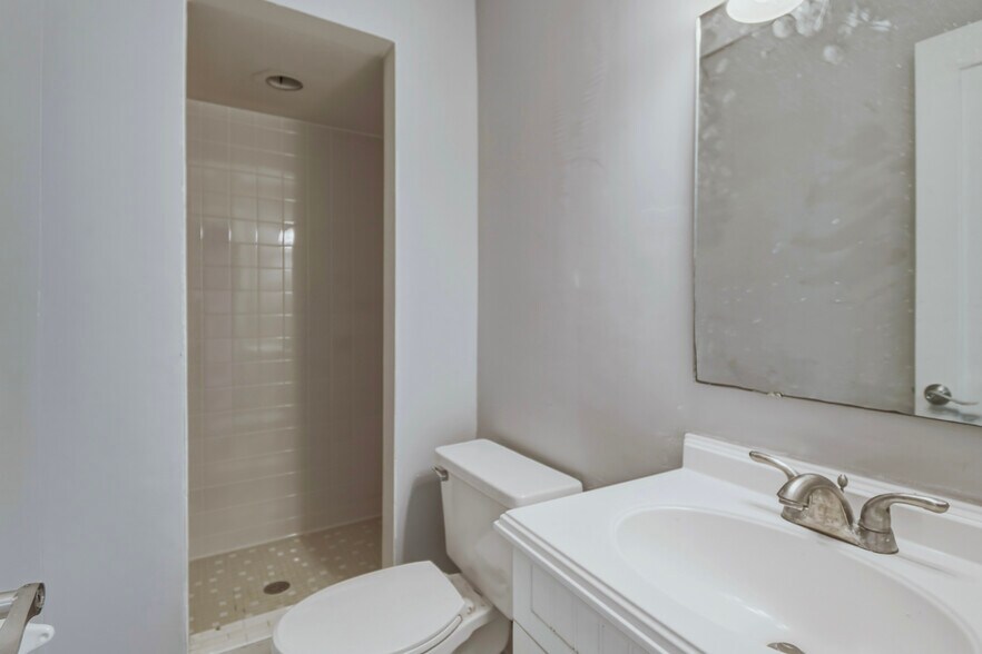 More Photos Of 953 Lane Ave S, Jacksonville Medical For Lease