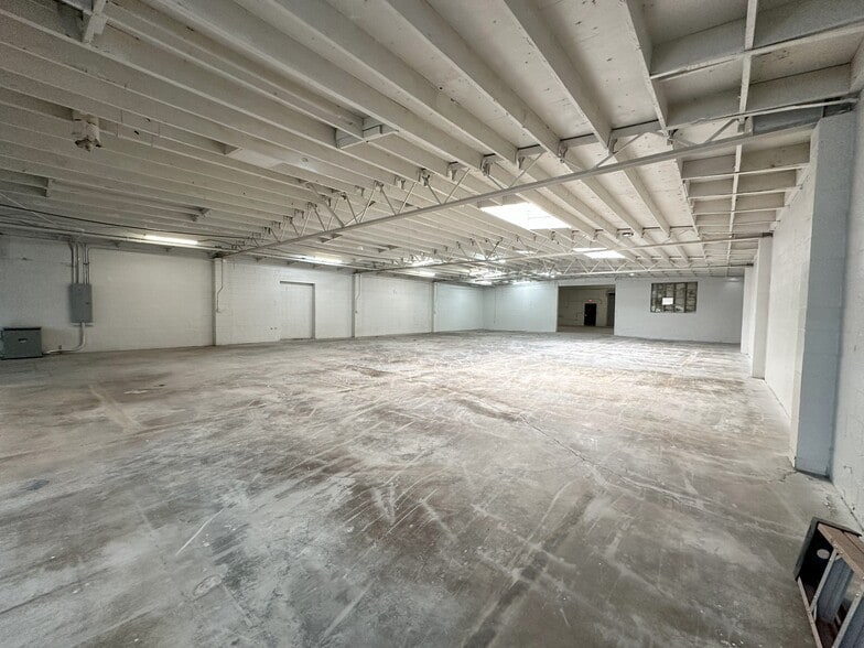 More Photos Of 14737 Arminta St, Panorama City Manufacturing For Lease