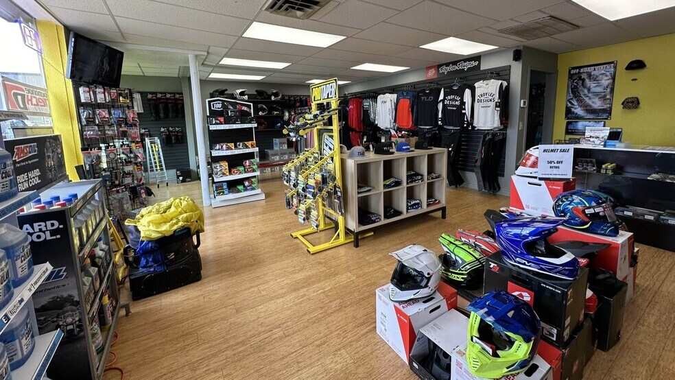 More Photos Of 717 Vandercook Way, Longview Storefront For Lease