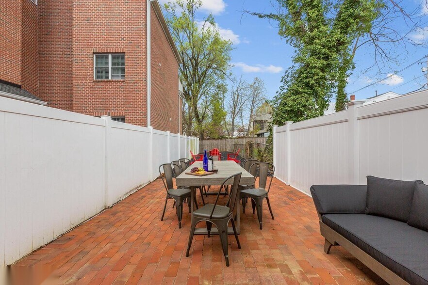 More Photos Of 220 West St, Annapolis Office For Sale