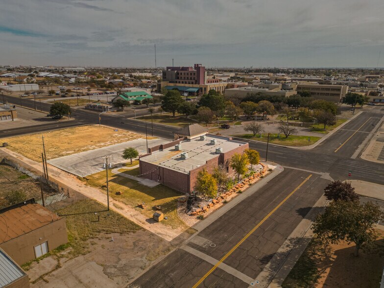More Photos Of 501 E 7th St, Odessa Office For Sale