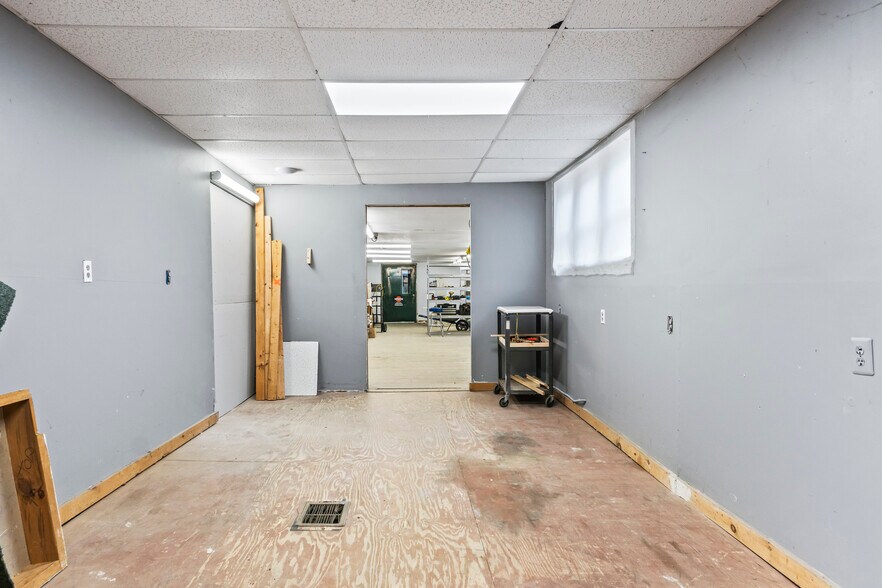 More Photos Of 680 Maine Ave, Farmingdale Storefront Retail Office For Lease