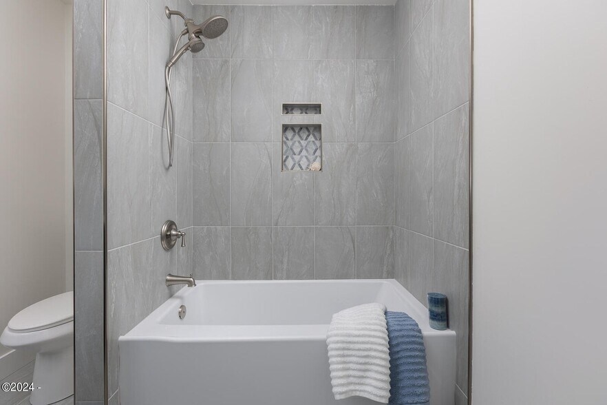 More Photos Of 3929 NW Jetty Ave, Lincoln City Apartments For Sale