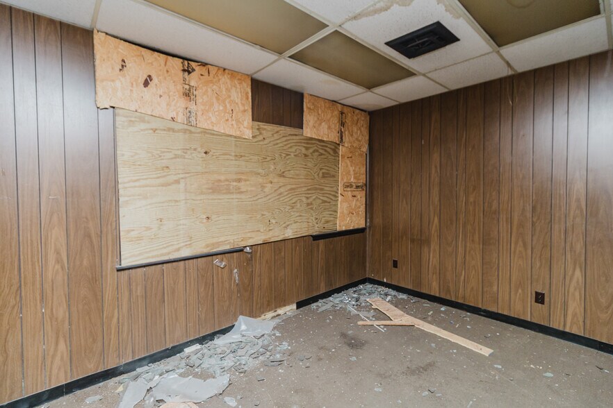 More Photos Of 470 N Seneca St, Wichita Warehouse For Sale