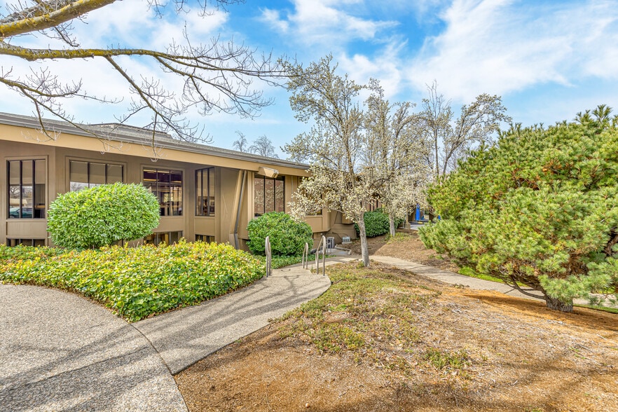 More Photos Of 601 Crater Lake Ave, Medford Bank For Sale