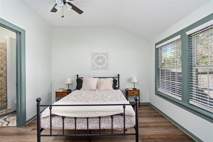 More Photos Of 1118 W 21st St, Houston Office For Sale