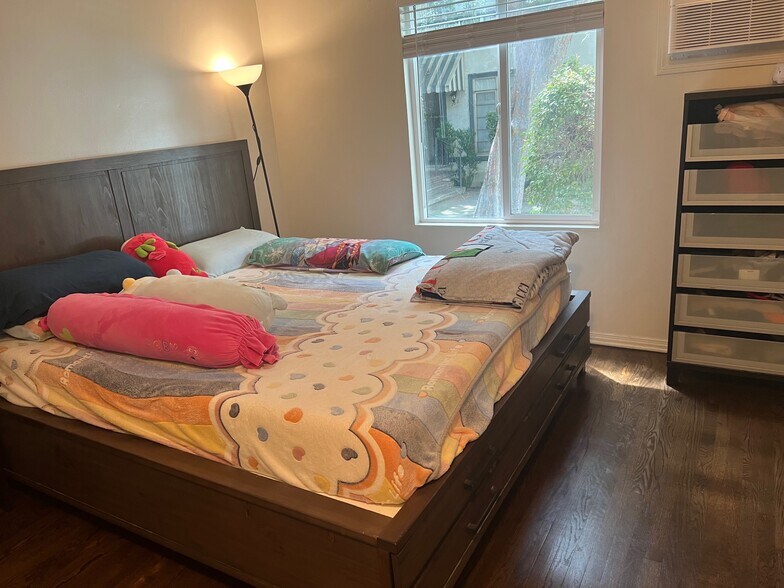 More Photos Of 140 N Pass Ave, Burbank Apartments For Sale