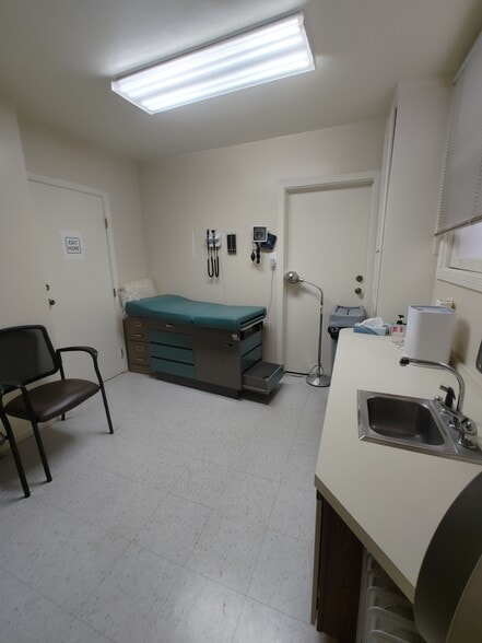 More Photos Of 1842 Noriega St, San Francisco Storefront Retail Office For Lease