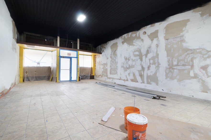 More Photos Of 111-113 N Flores St, San Antonio Storefront Retail Residential For Sale