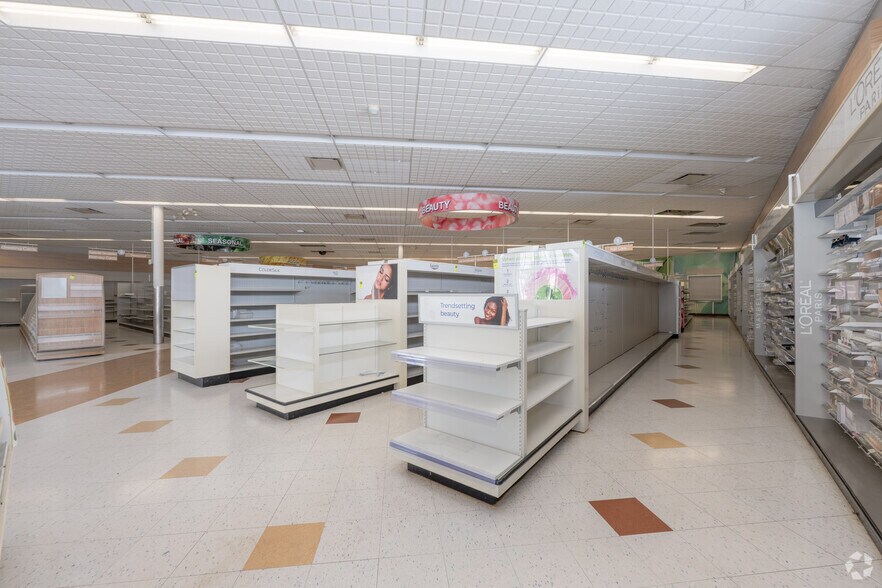 More Photos Of 735 N Water St, Uhrichsville General Retail For Sale