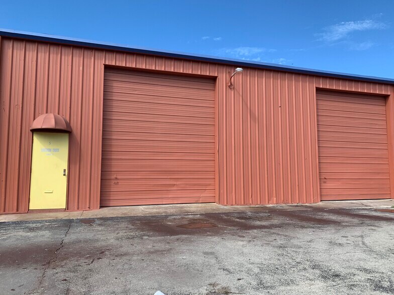 More Photos Of 1109 Tamiami Trl, Port Charlotte Showroom For Lease