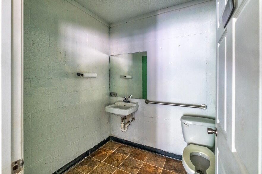 More Photos Of 561-563 McLean Ave, Hopkinsville Freestanding For Sale