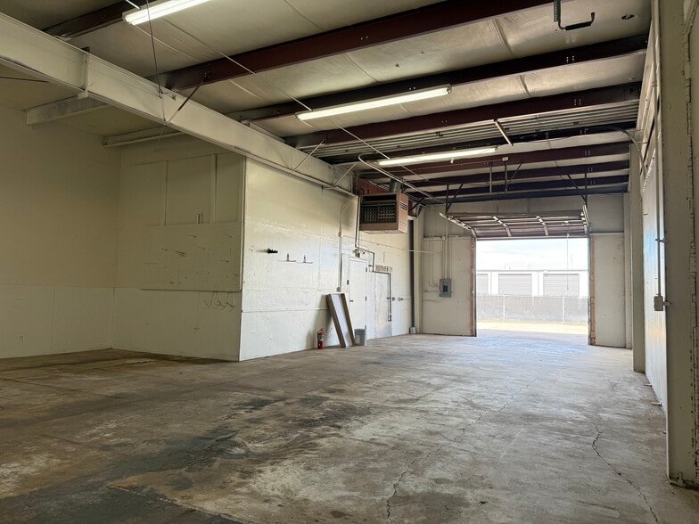 More Photos Of 413 N Walnut Ave, Broken Arrow Warehouse For Lease