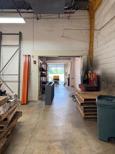More Photos Of 97-125 Ashmore Dr, Leola Warehouse For Lease