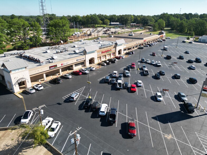 More Photos Of 2702-2756 E 5th St, Tyler Storefront For Lease