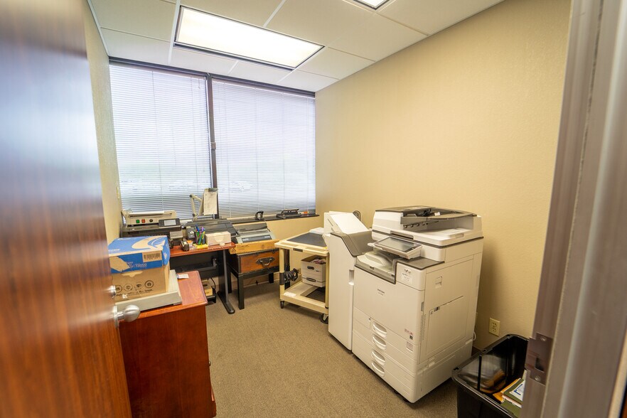 More Photos Of 115 Medical Dr, Victoria Medical For Sale