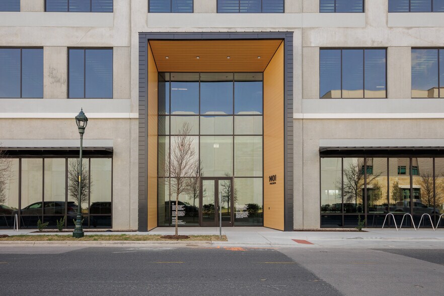 More Photos Of 1401 Philomena St, Austin Medical For Lease