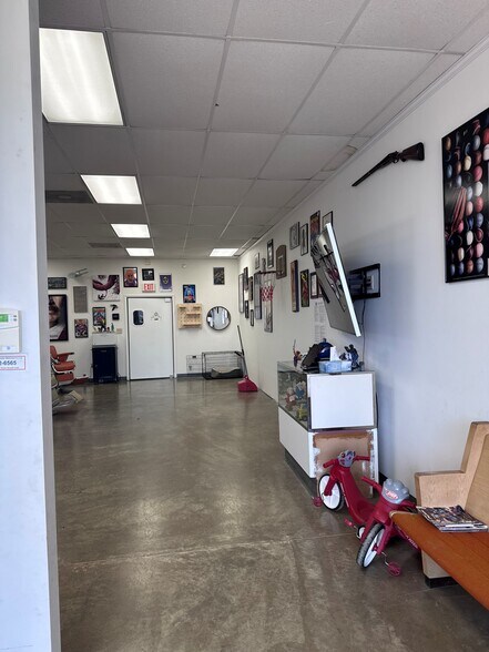 More Photos Of 1633 S Washington St, Millersburg Freestanding For Lease