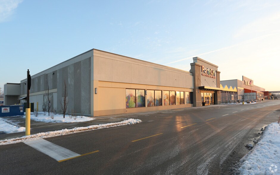More Photos Of 17W714-17W734 22nd St, Oakbrook Terrace Freestanding For Lease