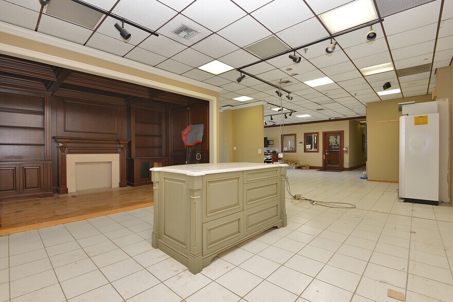 More Photos Of 4202 Astoria Blvd, Astoria Service For Lease