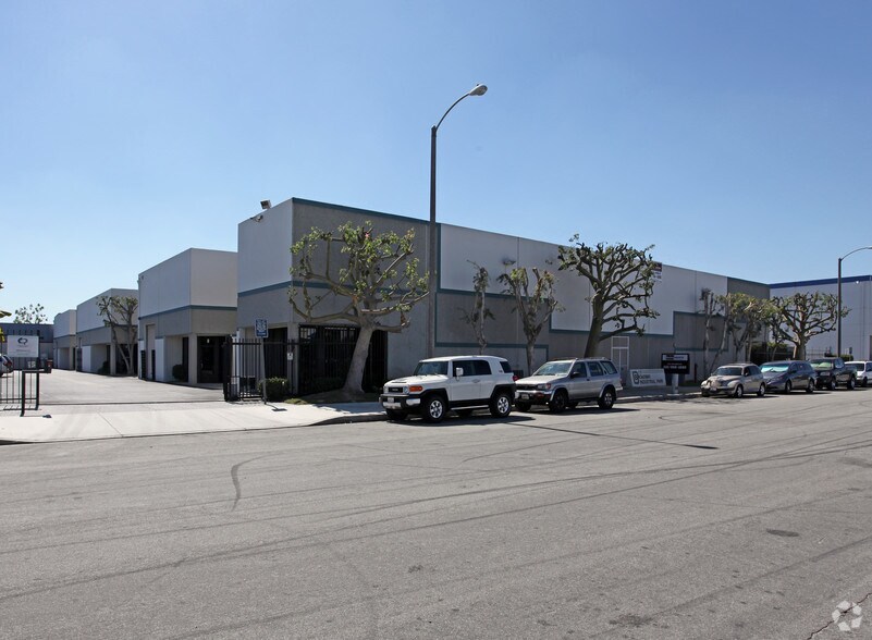 More Photos Of 146 W 132nd St, Los Angeles Warehouse For Lease