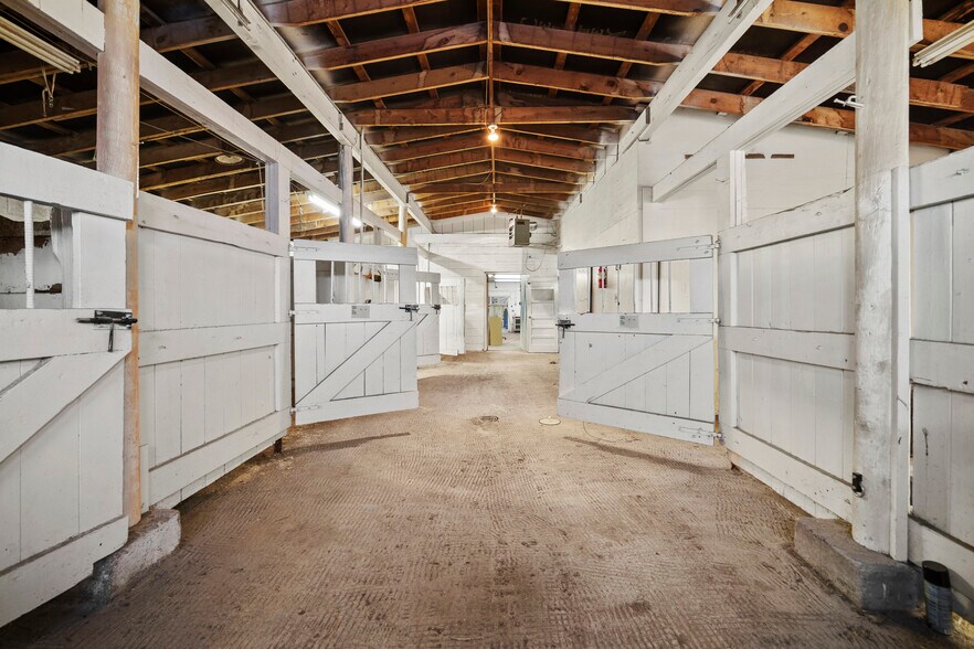 More Photos Of 5280 Edison Ave, Colorado Springs Veterinarian Kennel For Sale