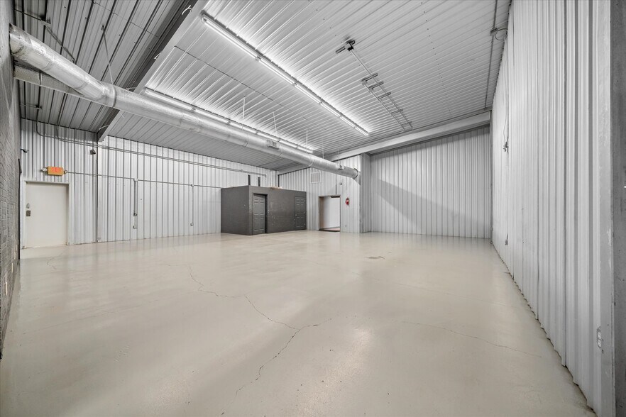 More Photos Of 1502 W 7th St, Laurel Showroom For Sale