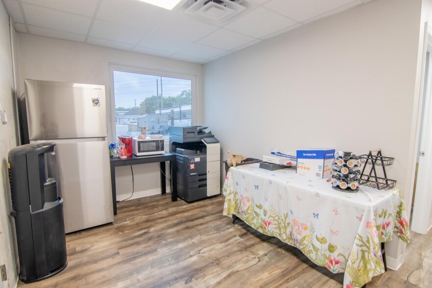 More Photos Of 3284 Morris St, Saint Petersburg Warehouse For Lease