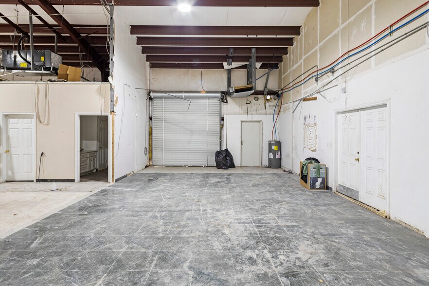 More Photos Of 1504 S Frazier St, Conroe Light Distribution For Lease