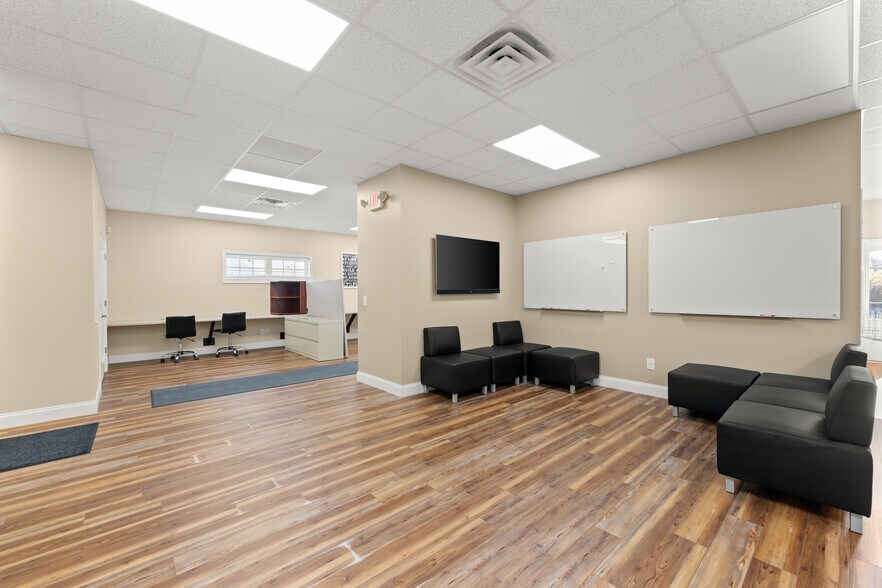 More Photos Of 121 Midway Dr, Cornelia Office For Sale