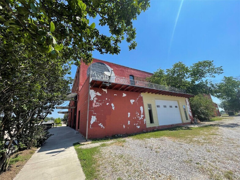 More Photos Of 110 S Houston Ave, Denison Showroom For Sale