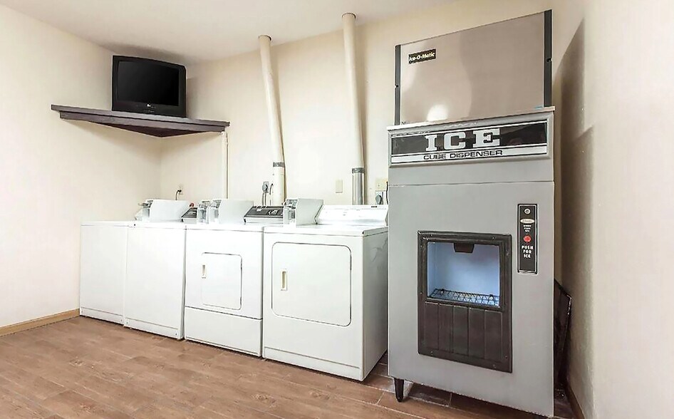 More Photos Of 612 W B St, McCook Hotel For Sale