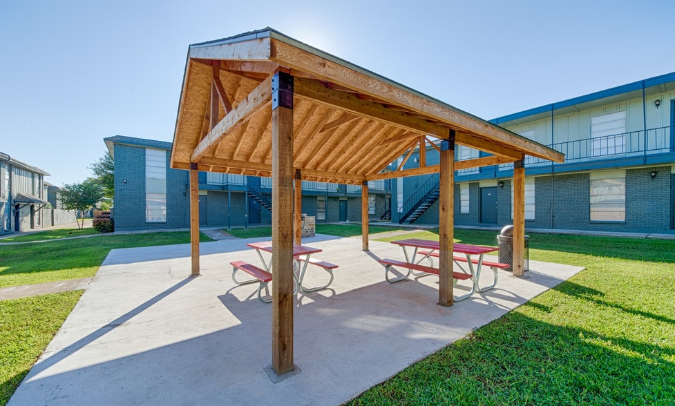 More Photos Of 504 Dudley Cir, Arlington Apartments For Sale