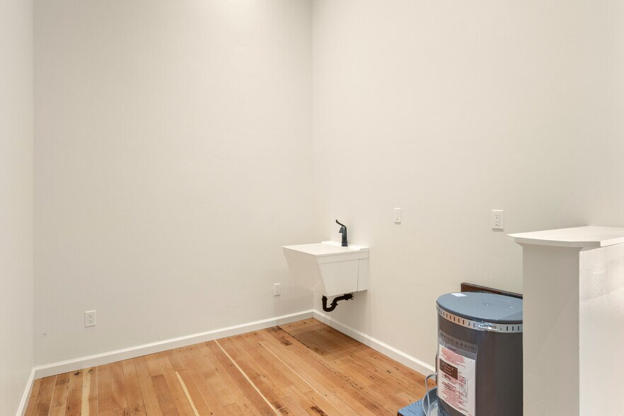 More Photos Of 302 N Main St, Lakeport Storefront For Sale