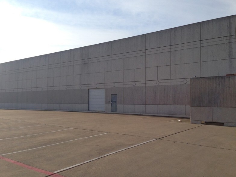 More Photos Of 3131 W Royal Ln, Irving Warehouse For Lease