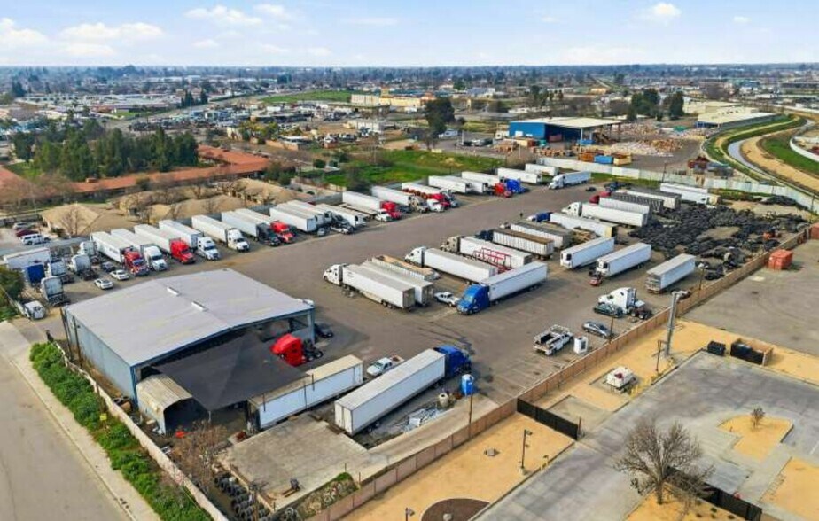 More Photos Of 104 E White Ln, Bakersfield Flex For Sale