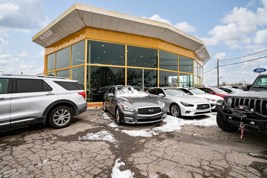 More Photos Of 909 E Route 130, Burlington Auto Dealership For Sale