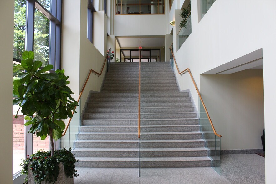 More Photos Of 10 Waterside Dr, Farmington Office For Lease